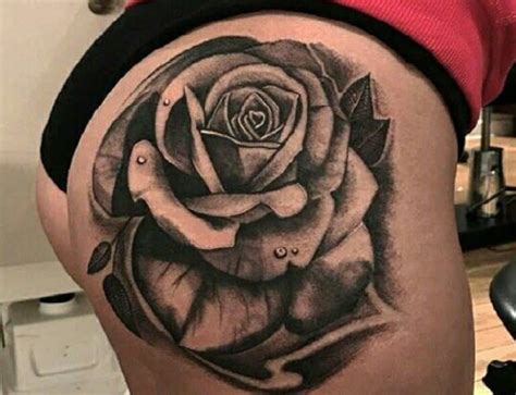 Tatuajes lindos en la nalga